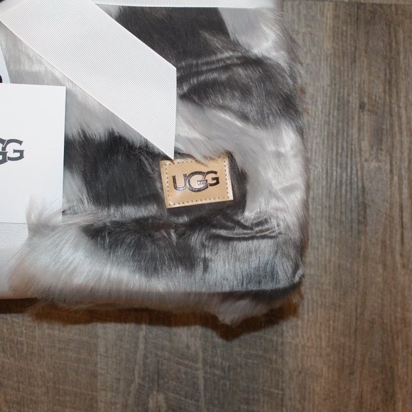 NWT‎ UGG SHAYLA ZEBRA FUR 50 X 70 THROW GRAY $168 - Picture 4 of 6